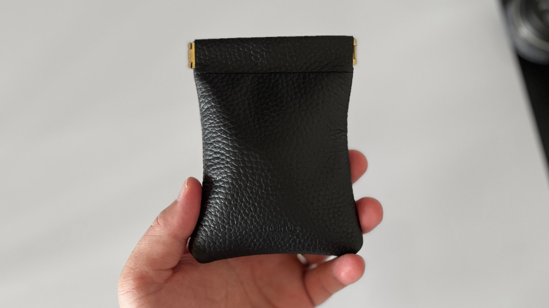 白背景で撮影したHushTug 小型レザーケース