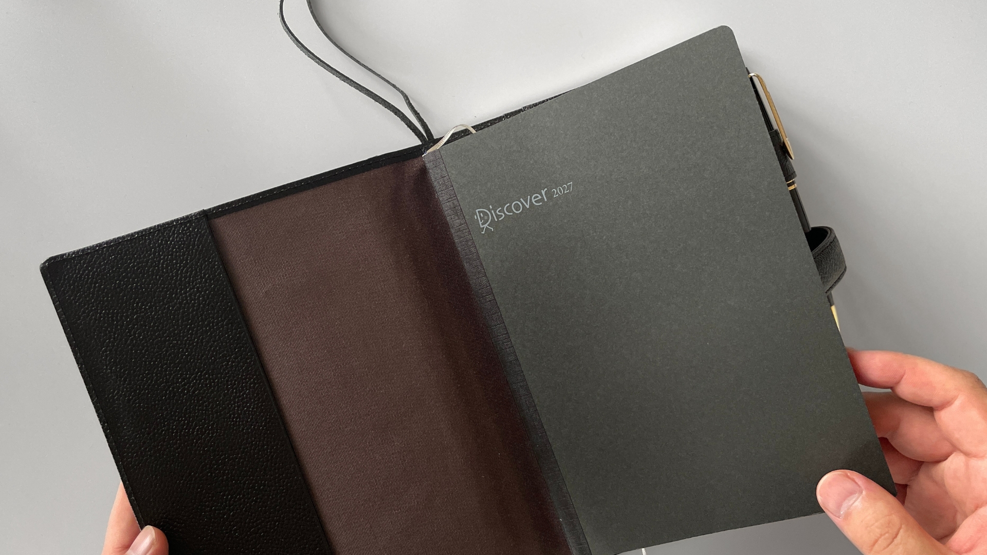 LIB A5手帳カバーにDISCOVER DIARY DAY TO DAYを装着した状態