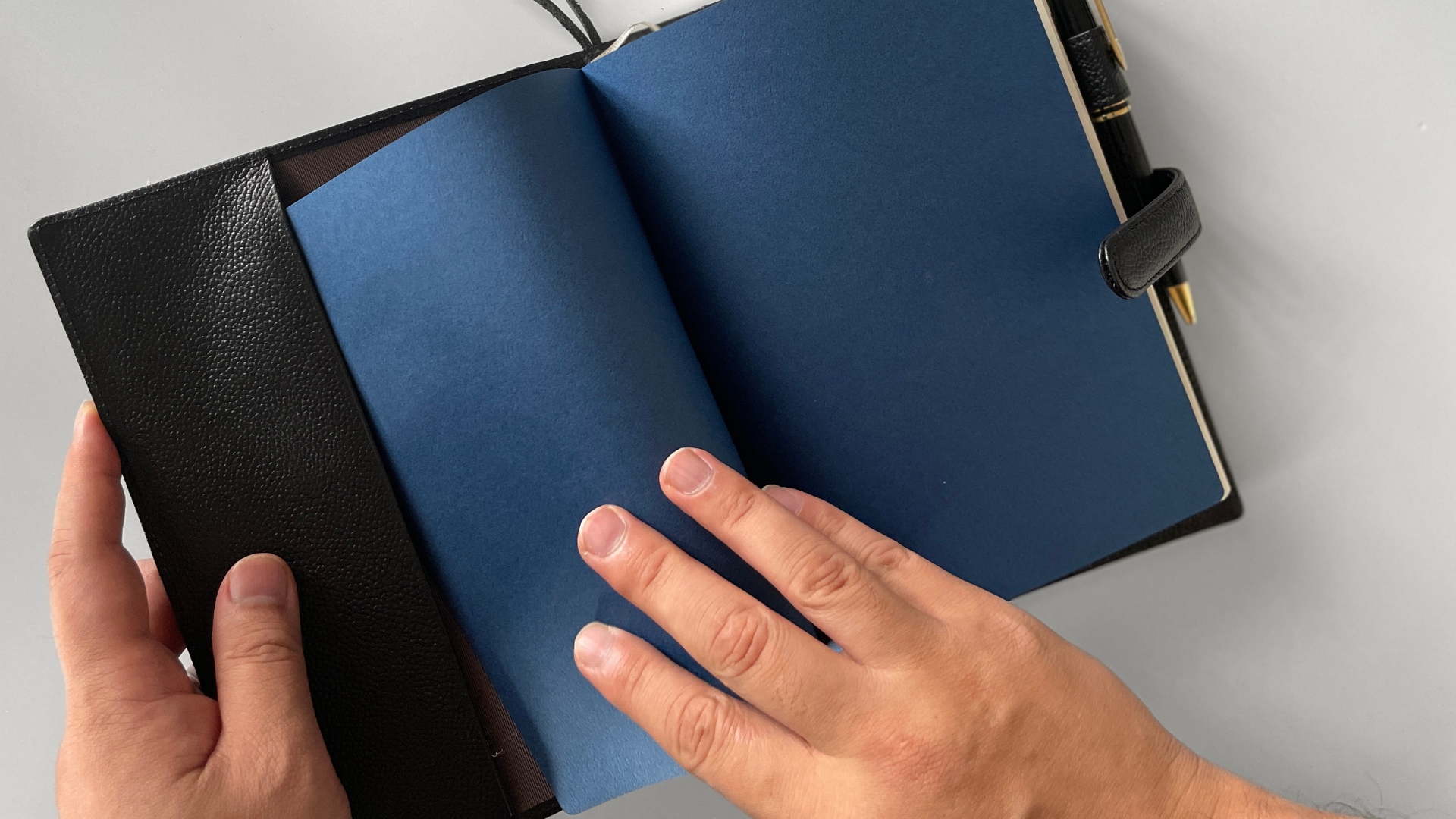 DISCOVER DIARY DAY TO DAYを収めたLIB A5手帳カバー